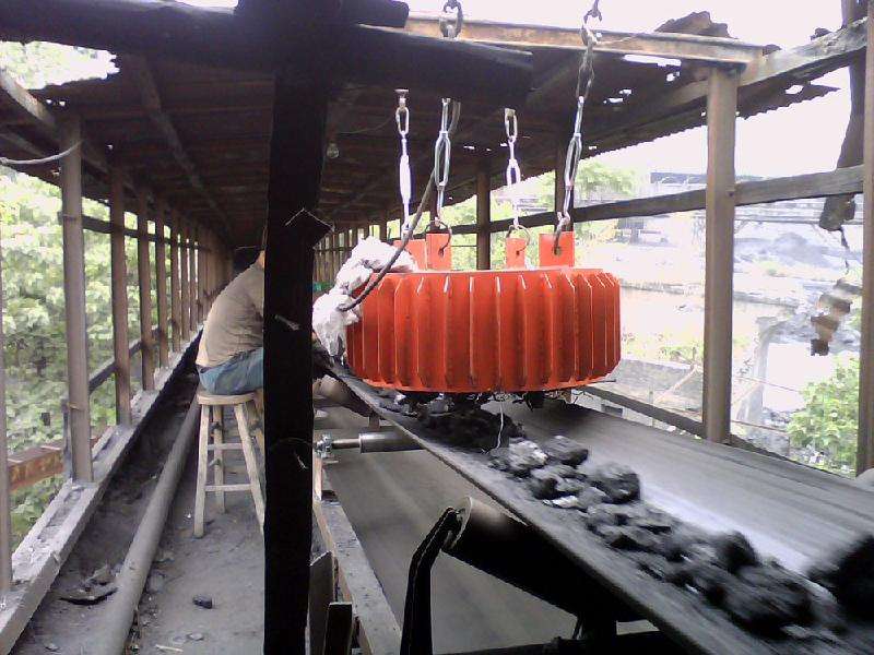 悬挂式电磁除铁器