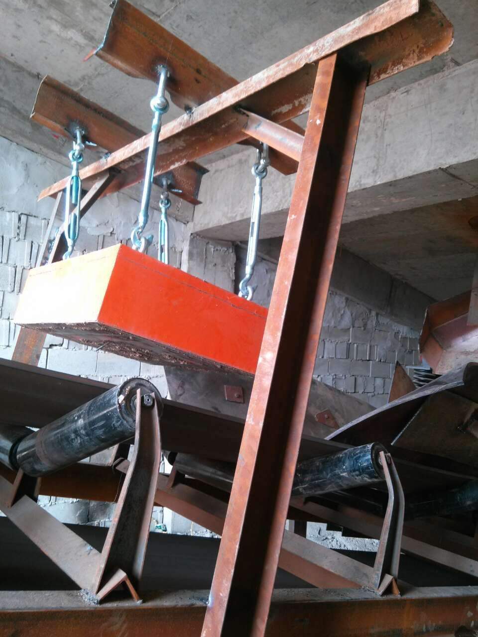 悬挂式永磁除铁器